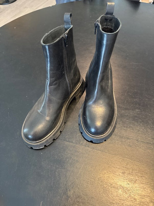 Boots svört Jódís