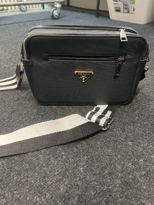 Prada taska svört