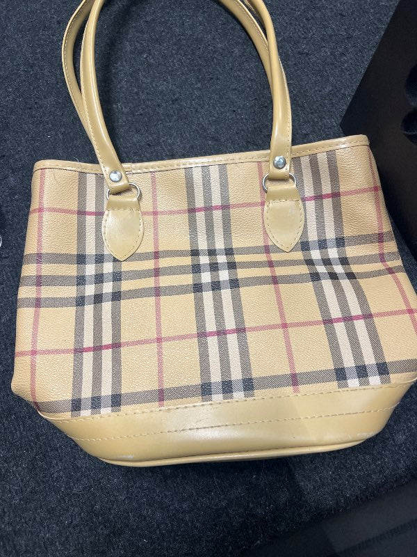 Burberry taska