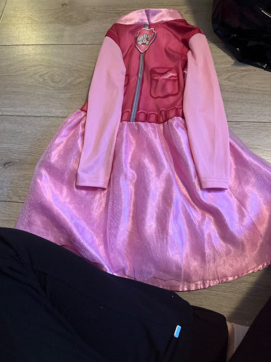 Bleikur pílu kjóll