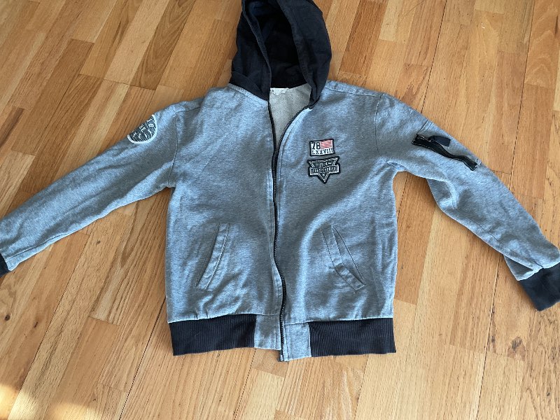 Grá hettupeysa m/ sv hettu