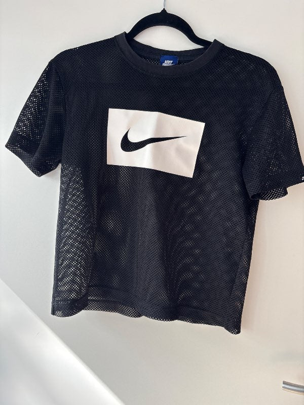 Nike með götum