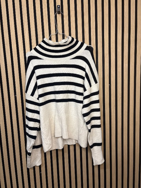 Röndótt target peysa