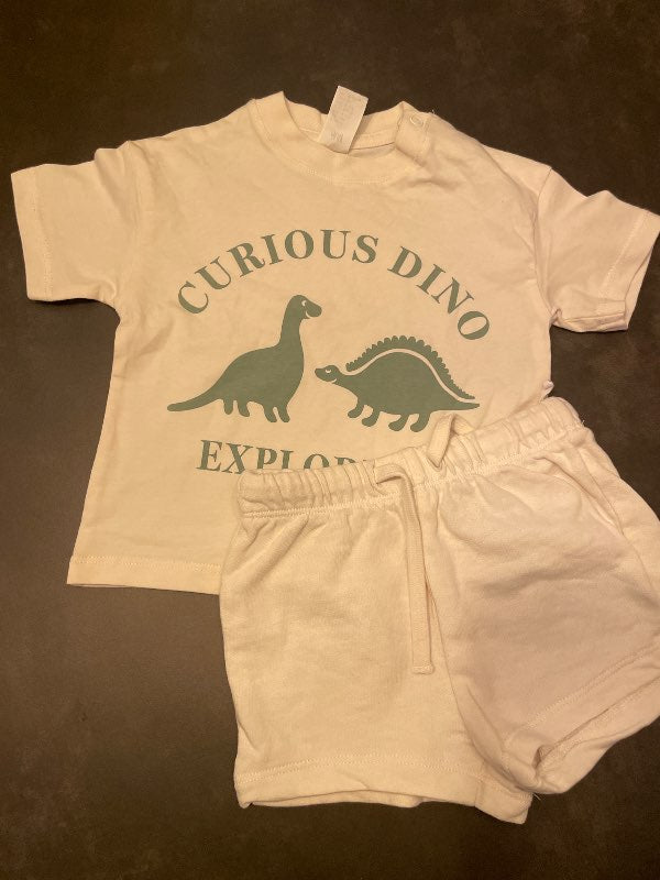 Stuttbuxur og bolur risaeðlu hvítt