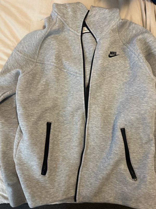 Grá Nike peysa