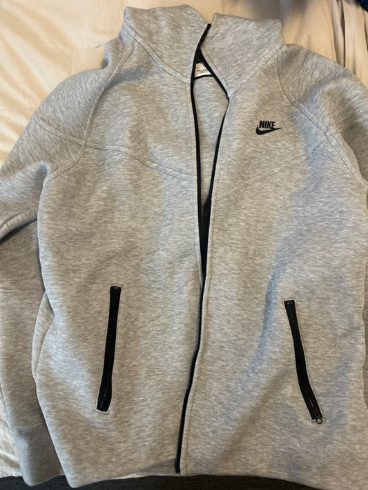Grá Nike peysa