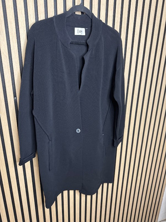 Svartur hálfsíður jakki