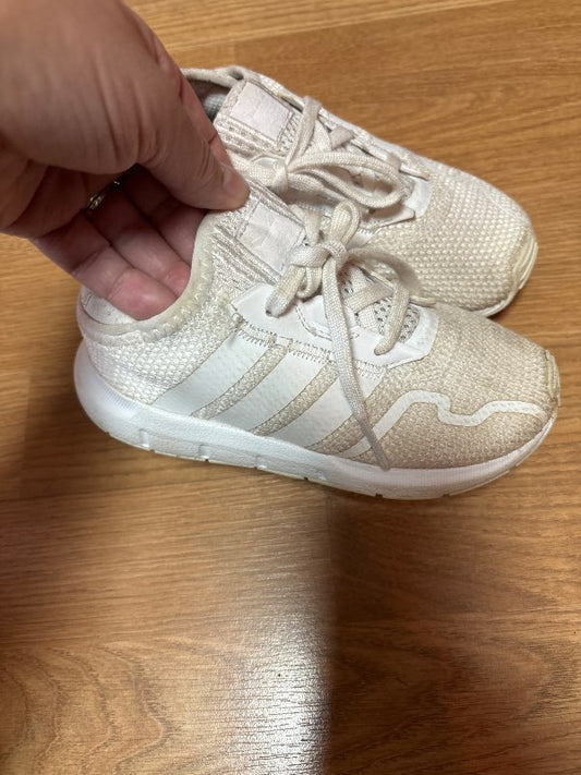 Adidas strigaskór 27