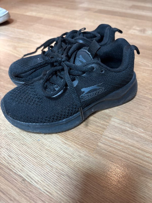 Barna svartir strigaskór 28