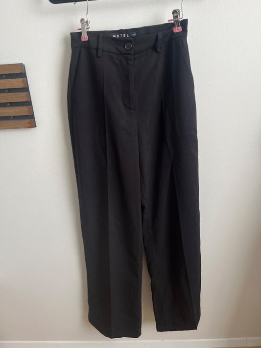 Svartar buxur xxs