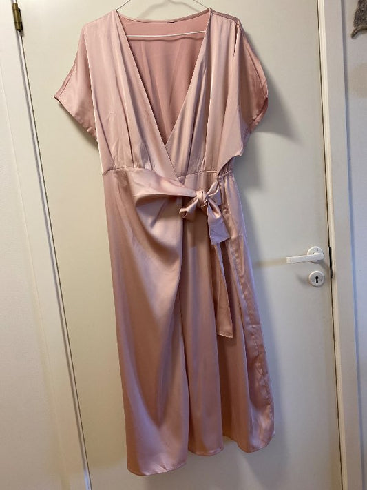 Bleikur satín kjóll