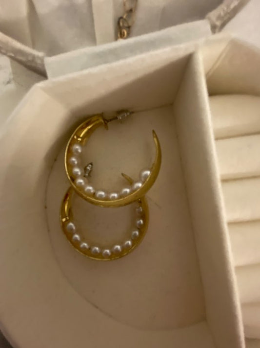 Gull perlu eyrnalokkar