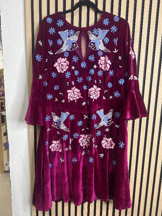 Vínrauður kjóll m skrauti