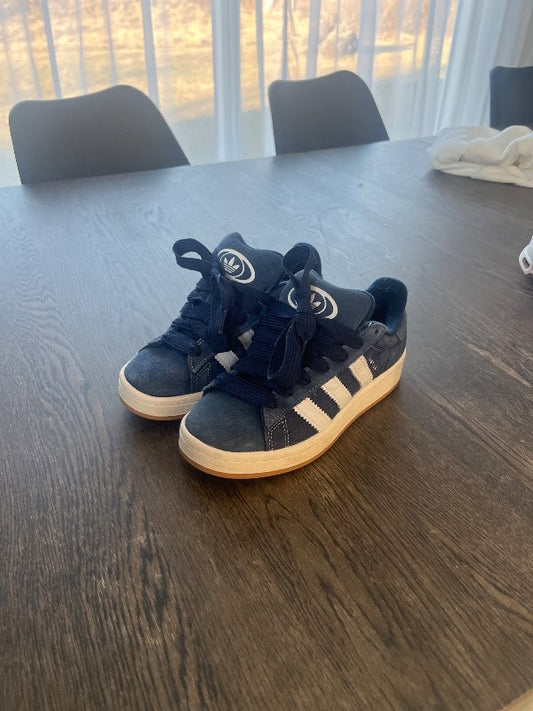 Bláir Adidas Campus skór