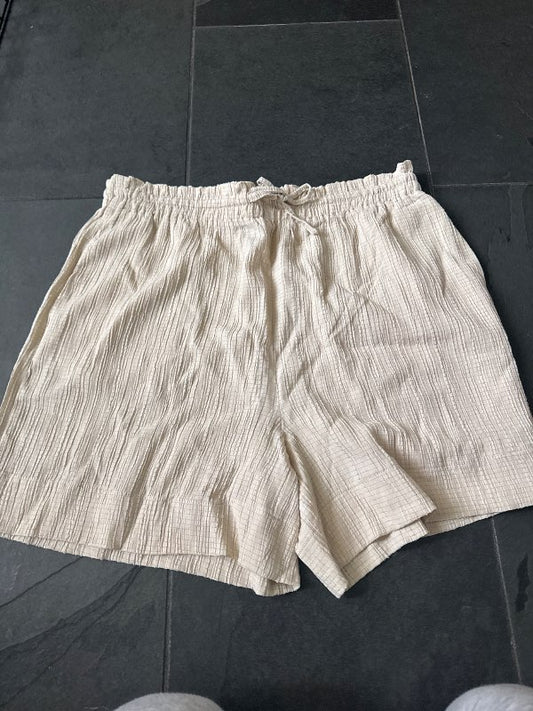 Beige stuttbuxur