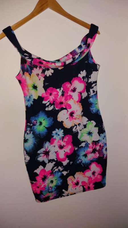 kjóll fleginn m.blómum