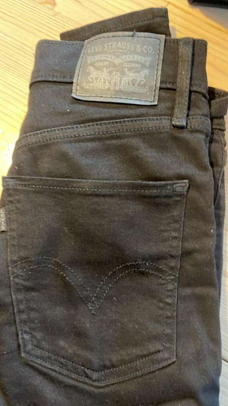 Levis svartar gallabuxur